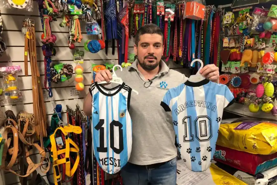 VARIEDAD. Salvatierra muestra todas las opciones para vestir a tu mascota. 