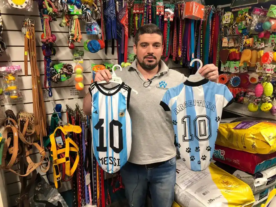 VARIEDAD. Salvatierra muestra todas las opciones para vestir a tu mascota. 