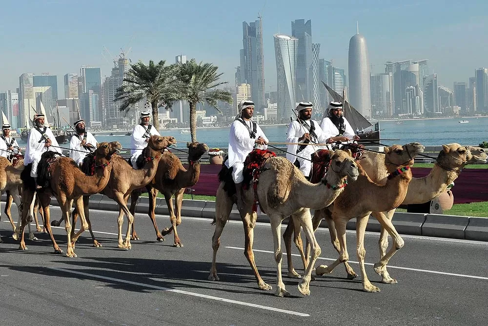 CULTURA. Personal de seguridad recorre las calles en camellos. 