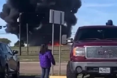 Tragedia en EEUU: dos aviones chocaron en pleno vuelo durante un festival aéreo