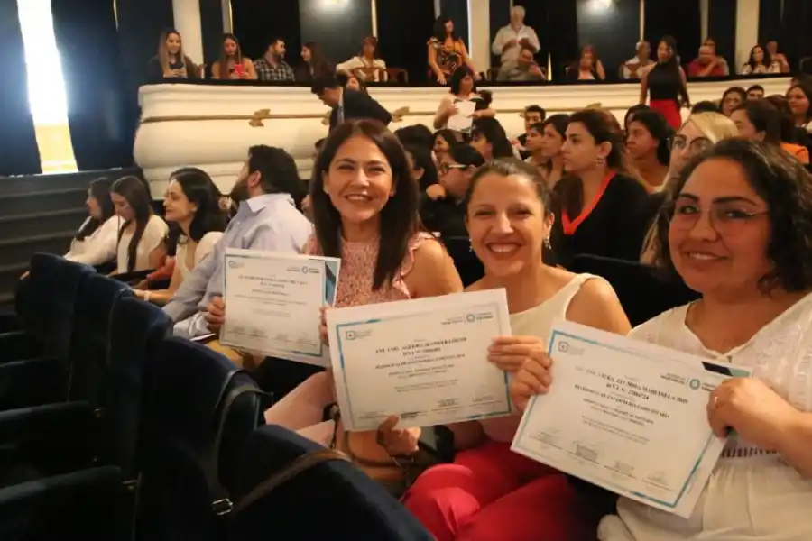 Entregaron certificaciones a residentes y jefes de residentes tucumanos