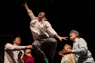 Teatro tucumano: “El loco y la camisa” o cómo tratar la salud mental