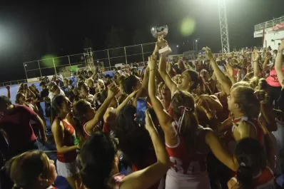 Hockey: el festejo fue para las chicas de Los Tarcos