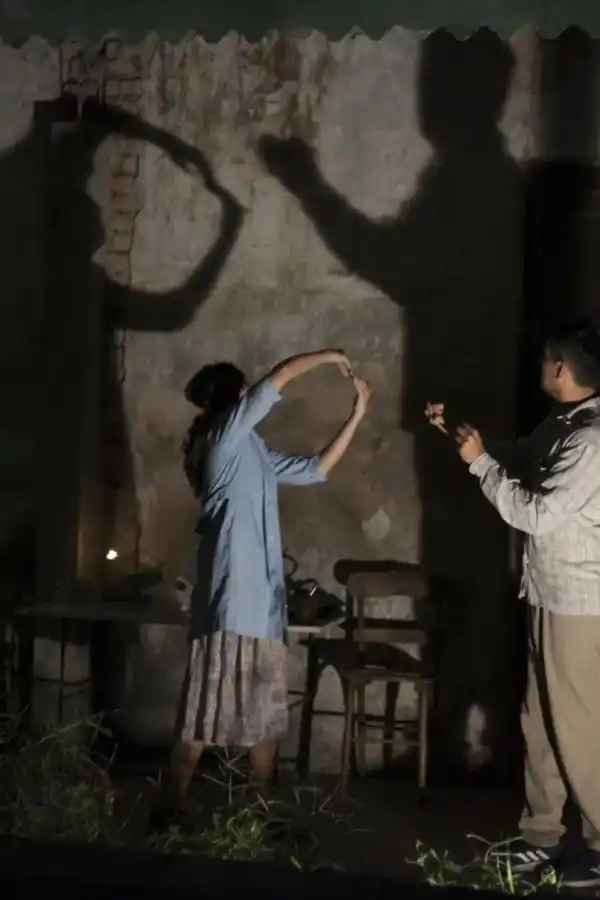 ENTRE BAMBALINAS. Escena de “Un ensayo sobre la Negra y el Negro”. 