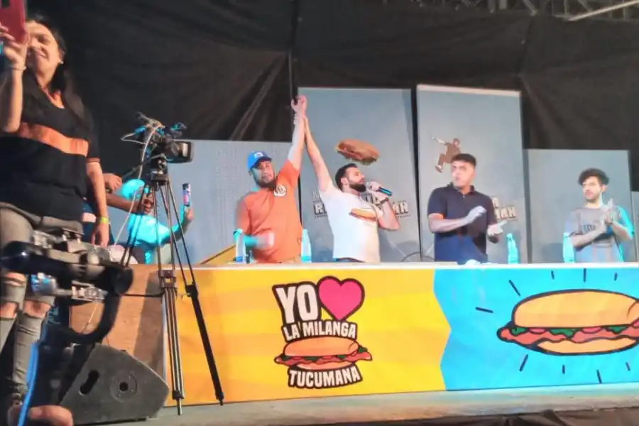 EL GANADOR. Leandro Nuñez fue el más rápido en comer la “milanga”. 