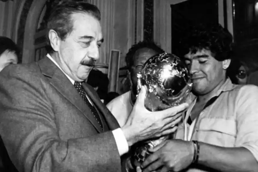 ALFONSÍN Y MARADONA. Con la copa ganada por Argentina en 1986.  