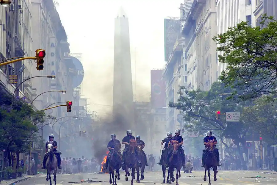 MES DE CRISIS. Diciembre, a partir de 2001, inquieta en términos sociales 