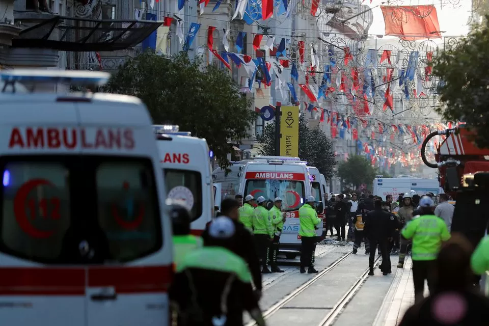 La policía trabaja en el lugar después de una explosión en la concurrida calle peatonal Istiklal en Estambul, Turquía, el 13 de noviembre de 2022.