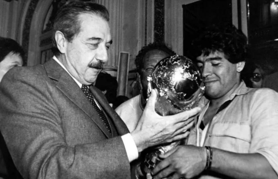 ALFONSÍN Y MARADONA. Con la copa ganada por Argentina en 1986.  