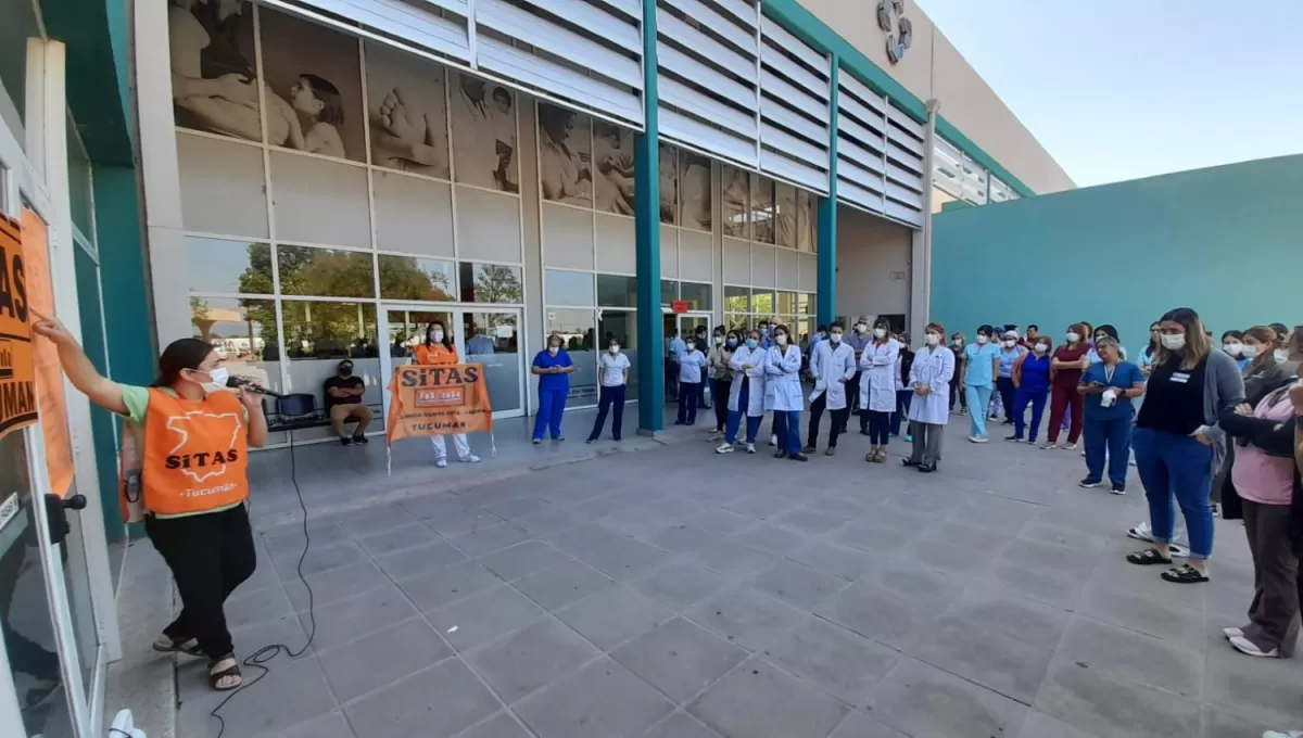 PROTESTA. Los trabajadores nucleados en Sitas hicieron esta semana el primer abrazo simbólico en el Hospital del Este. 