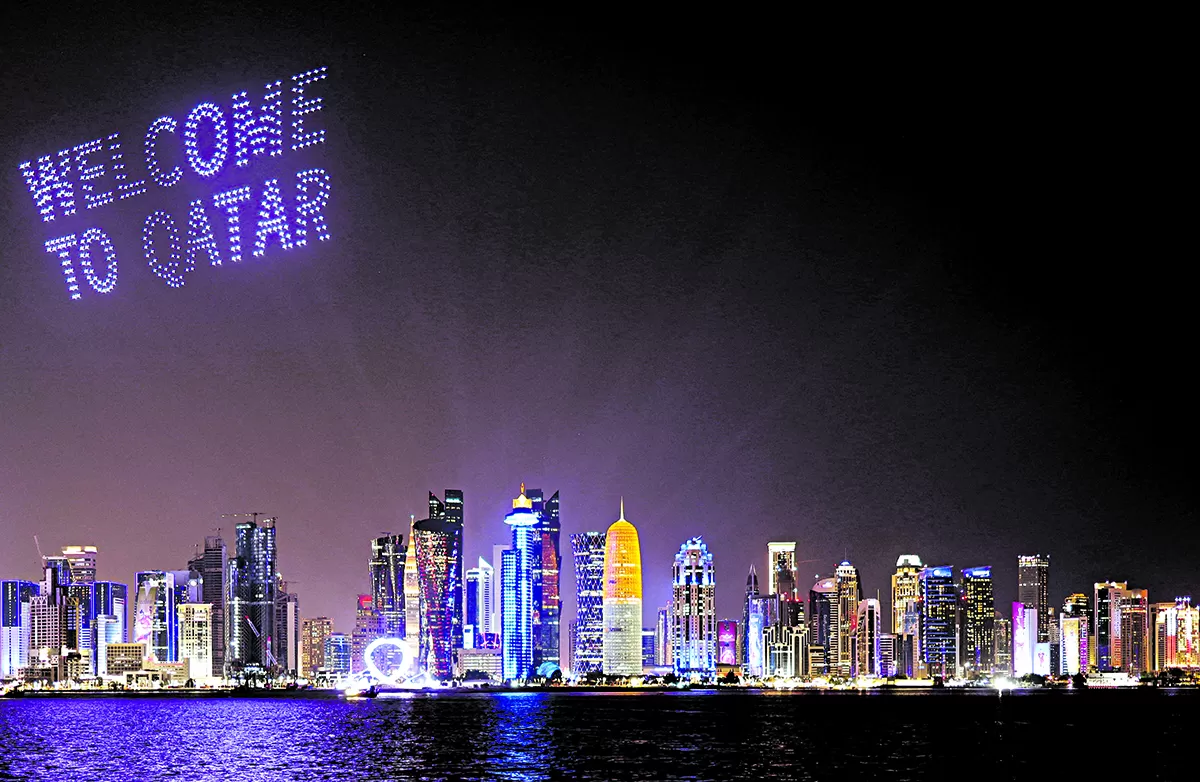 UN LUJO. Los qataríes utilizaron efectos de luces para iluminar su ciudad con el único propósito de deslumbrar a los visitantes.