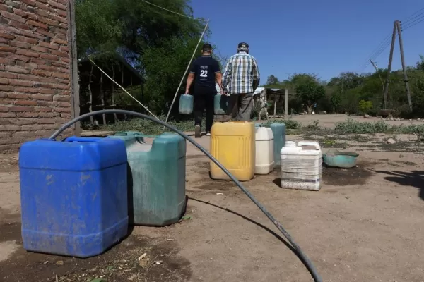 En Huaico guardan agua potable en bidones de agrotóxicos