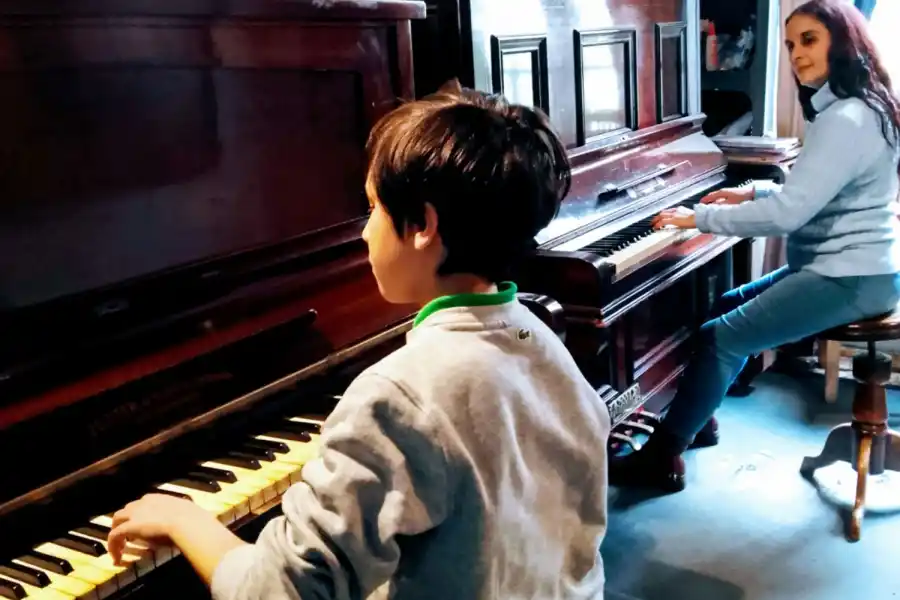 EN ACCIÓN. El niño Ciro Godoy, acompañado por su maestra Grima. 