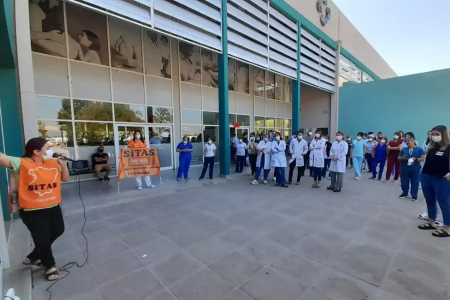 PROTESTA. Los trabajadores nucleados en Sitas hicieron esta semana el primer abrazo simbólico en el Hospital del Este. 
