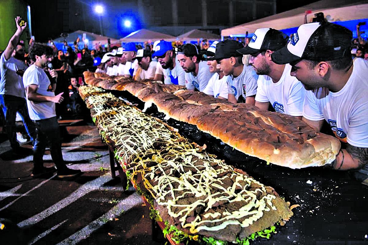 PARA COMPARTIR. Un grupo de cocineros hizo un sánguche de más de cinco metros de largo. 