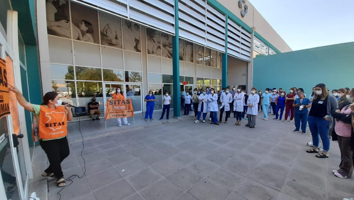 PROTESTA. Los trabajadores nucleados en Sitas hicieron esta semana el primer abrazo simbólico en el Hospital del Este. 