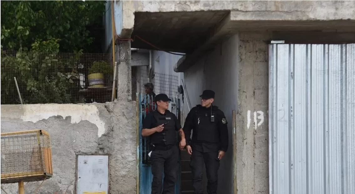 Horror en Caleta Olivia. La casa donde fue hallada la anciana asesinada, custodiada por policías. Foto gentileza El Patagónico