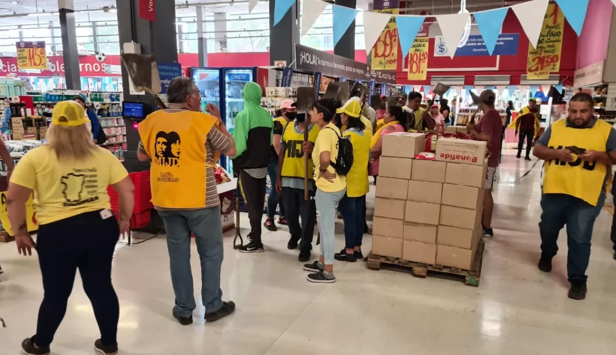 CASTELLS (izquierda), CON UNA PALA. El líder del MIJD encabezó la manifestación. IMAGEN ENVÍADA AL SERVICIO DE WHATSAPP