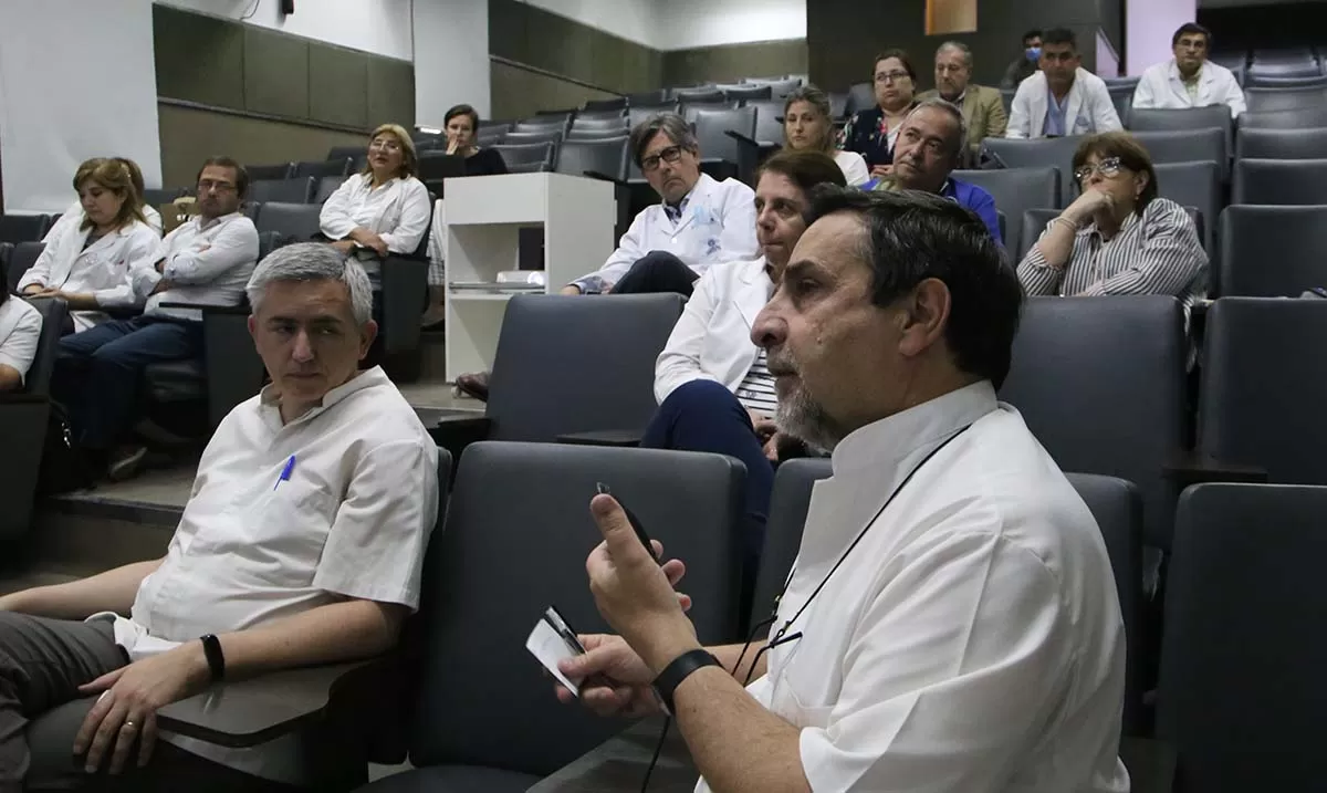 MEDINA RUIZ dialoga con directores  en el Hospital Padilla.