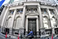 El “dólar Qatar” vale $ 44 más que el “blue” y caen las reservas