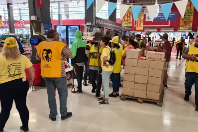 Momentos de tensión en un súper del microcentro: Piqueteros ingresaron con machetes y palas