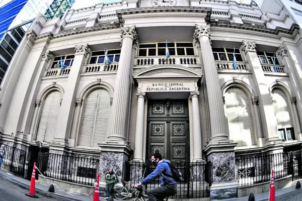 El “dólar Qatar” vale $ 44 más que el “blue” y caen las reservas