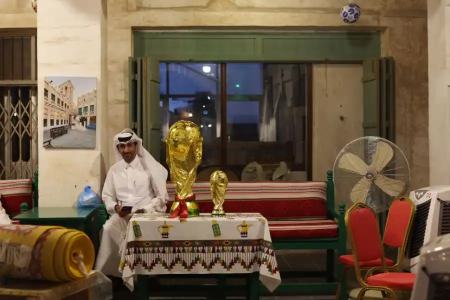 RECUERDO. Un qatarí posa con las réplicas de la Copa.