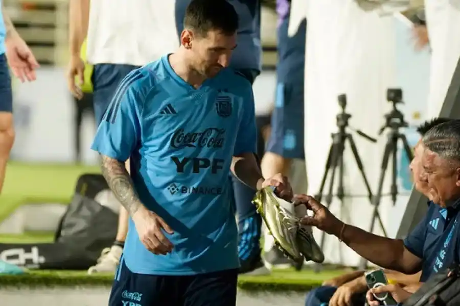 Mundial de Qatar: así son los exclusivos botines que usará Messi para jugar y que deslumbraron al Chiqui Tapia