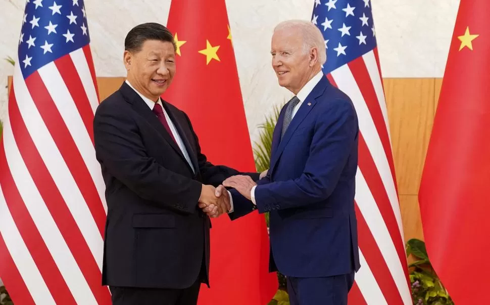  FUERTE CRUCE. Xi y Biden tuvieron la primera reunión cara a cara desde que el estadounidense asumió.  