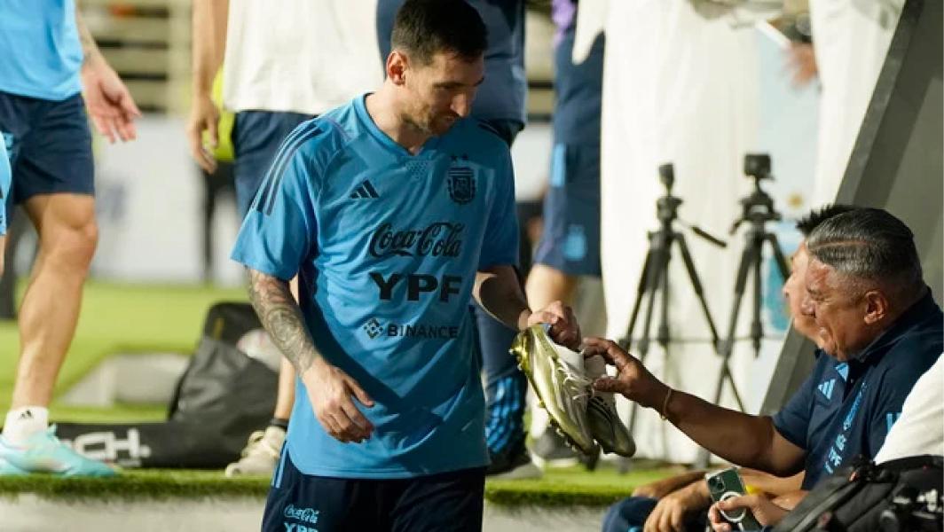 Mundial de Qatar: así son los exclusivos botines que usará Messi para jugar y que deslumbraron al Chiqui Tapia