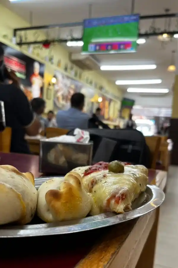 Calle Corrientes: mucha pizza y poco fútbol en la previa al Mundial de Qatar 2022