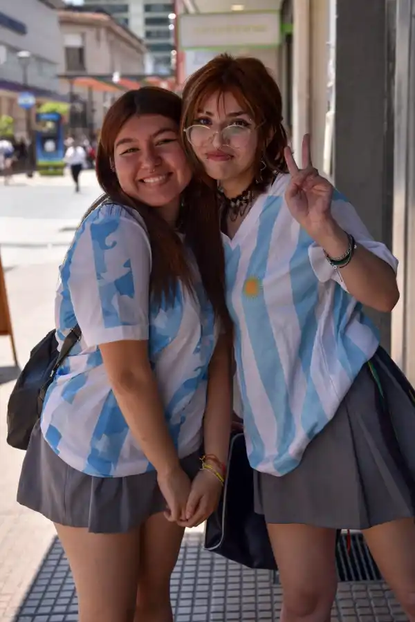 LISTAS PARA EL MARTES. Martina y Lucía combinaron el uniforme de la escuela con un look futbolero.