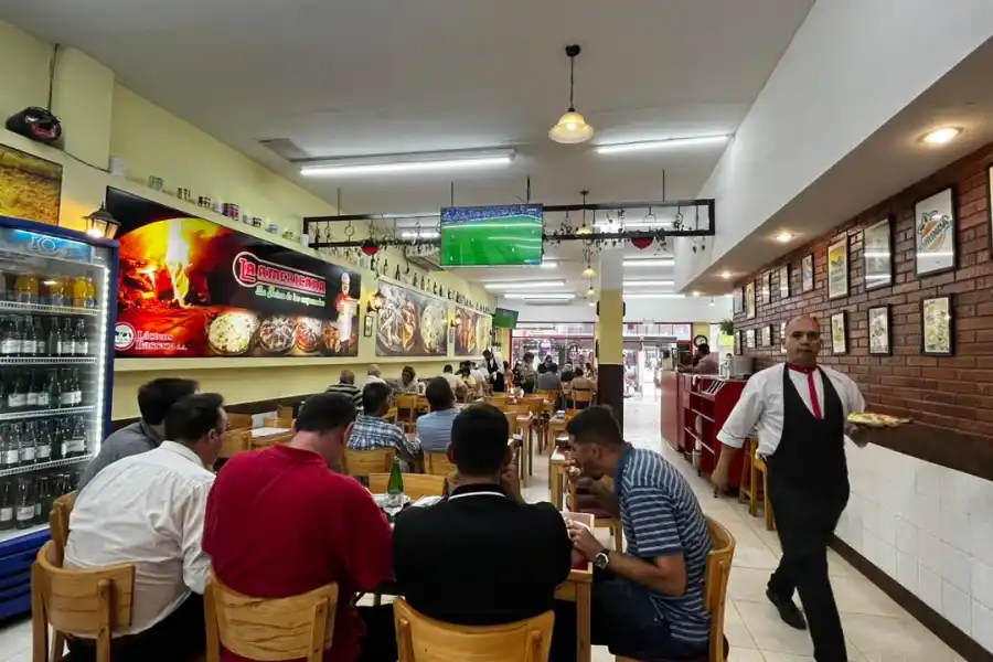 Calle Corrientes: mucha pizza y poco fútbol en la previa al Mundial de Qatar 2022