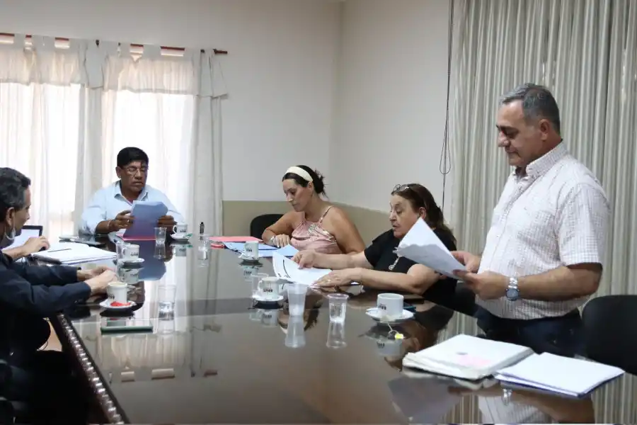 COMISIÓN DE TRANSPORTE. Nagle, de pie, junto a sus colegas del Concejo. Foto de Twitter @ErnestoNagleOk