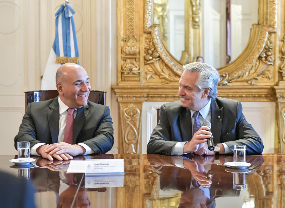 EN LA CASA ROSADA. El jefe de Gabinete, Juan Manzur, junto al presidente, Alberto Fernández. Foto de Prensa JDG