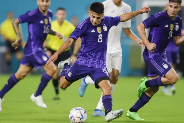 Thiago Almada fue convocado para ocupar el lugar de Joaquín Correa
