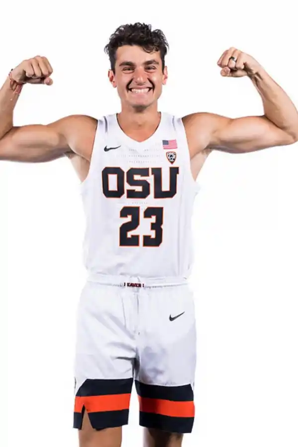 Felipe Palazzo con la indumentaria del equipo de su universidad.