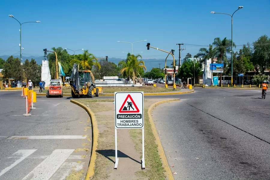 Continúan las obras para remover la rotonda de Avenida Perón y Camino del Perú