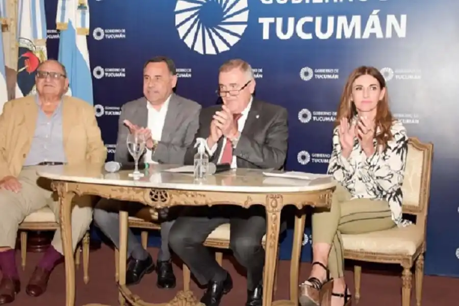 EN CASA DE GOBIERNO. Los ministros Garvich y Carolina Vargas Aignasse, junto al gobernador Jaldo y al legislador Amado, en el anuncio del aumento del 30%. Foto de Archivo Prensa Gobernación