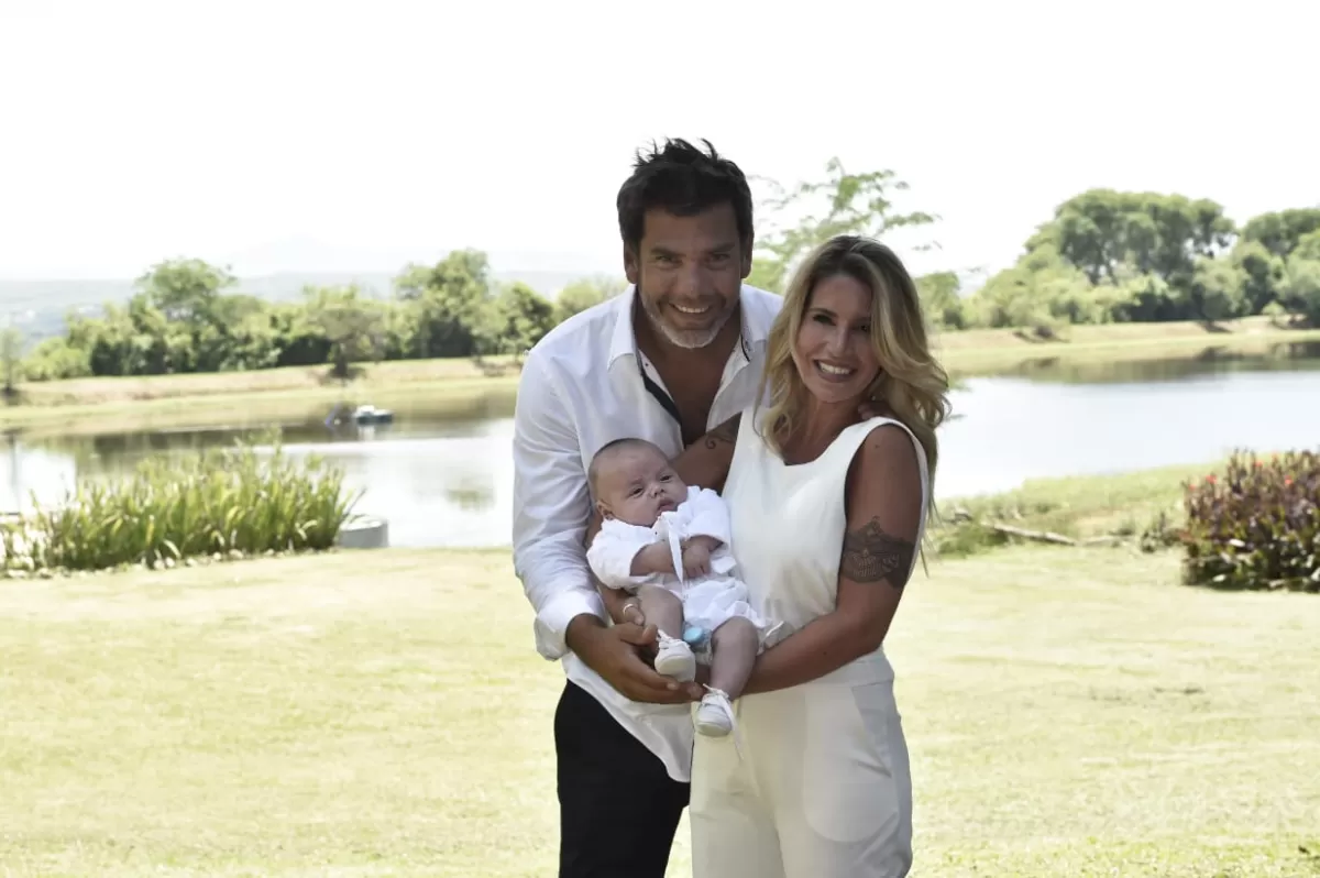 FLORENCIA, RAMIRO Y FELIPE. El bautismo del pequeño fue en San Lorenzo, en Salta, en 2017. IMAGEN ARCHIVO LA GACETA / MARCELO MILLER.