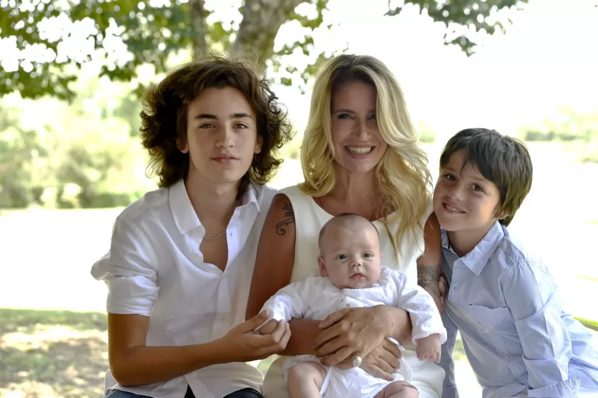 FLORENCIA y sus tres hijos. IMAGEN ARCHIVO LA GACETA / MARCELO MILLER.