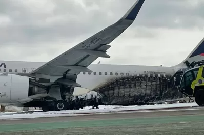 Un avión chocó contra un camión de bomberos en Perú: hay dos muertos