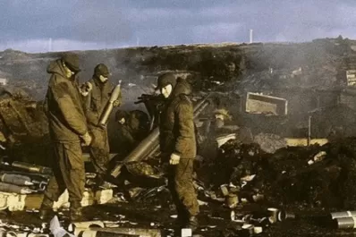 La emoción de excombatientes de Malvinas con un homenaje sorpresa en el estreno de 1982 La Gesta