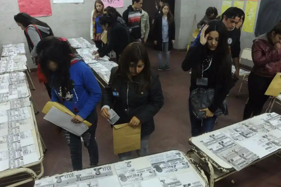 ELECCIONES EN TUCUMÁN. Un cuarto oscuro repleto de boletas, producto del sistema de 