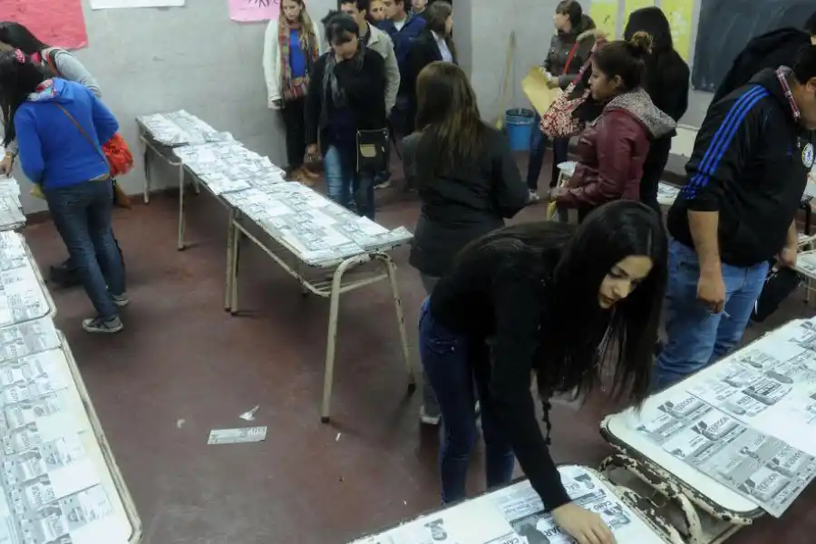 El papel para los votos, todo un escollo para los candidatos que competirán el 14 de mayo en Tucumán