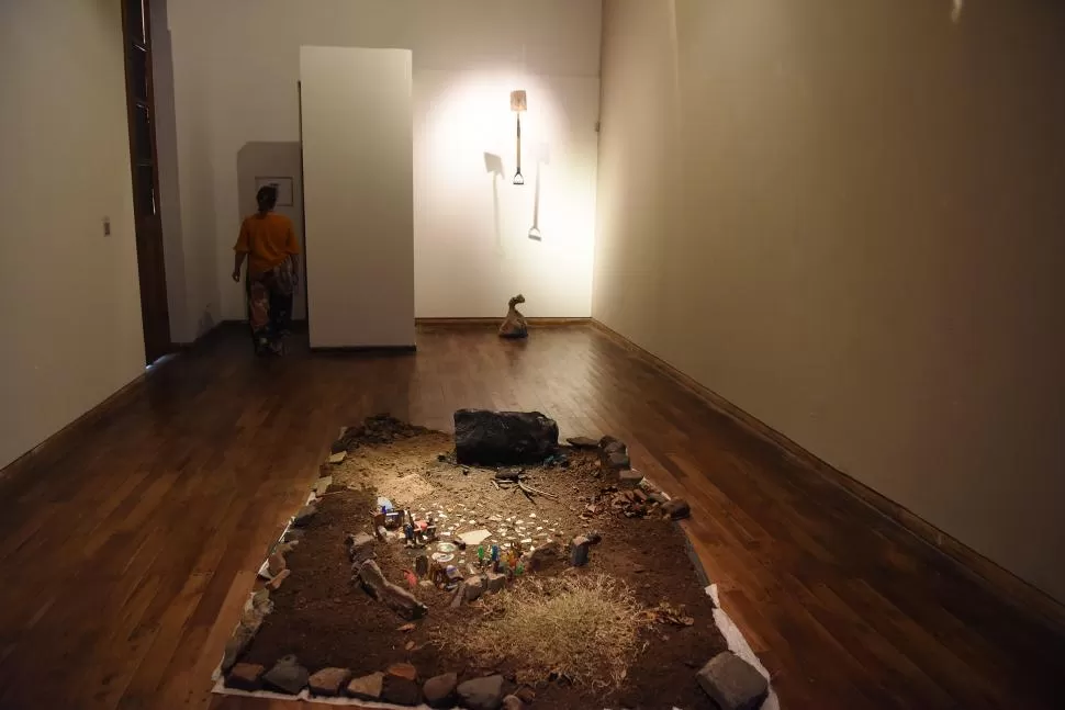 MENCIÓN ESPECIAL. Virginia Buitrón trabajó con cáscaras de naranja para su instalación “Mañana será igual de diferente”. 