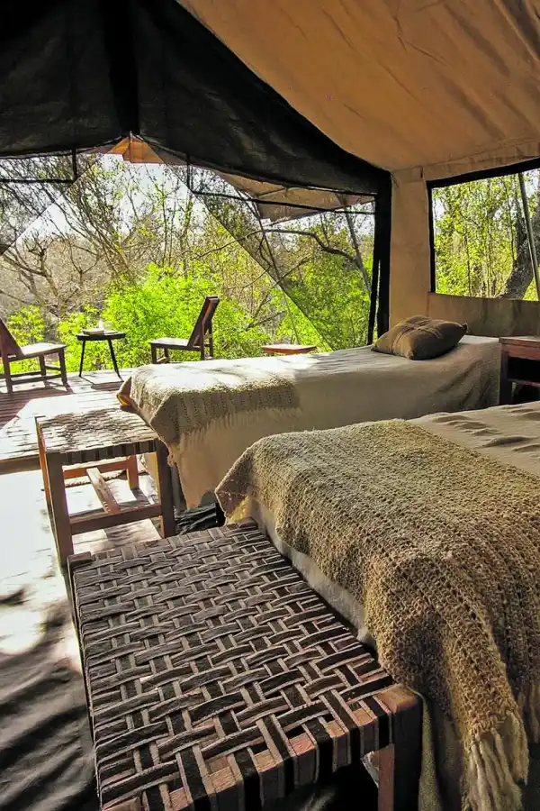 EN CHACO. Maderas, cuero, lana, todo acerca a la naturaleza. 