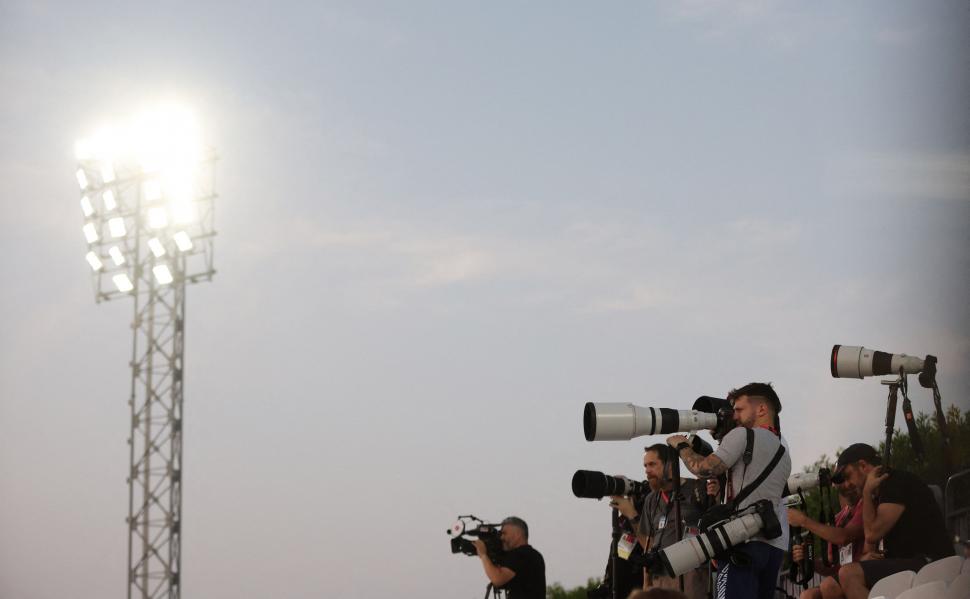 CONCENTRADOS. Fotógrafos y camarógrafos realizan su tarea.