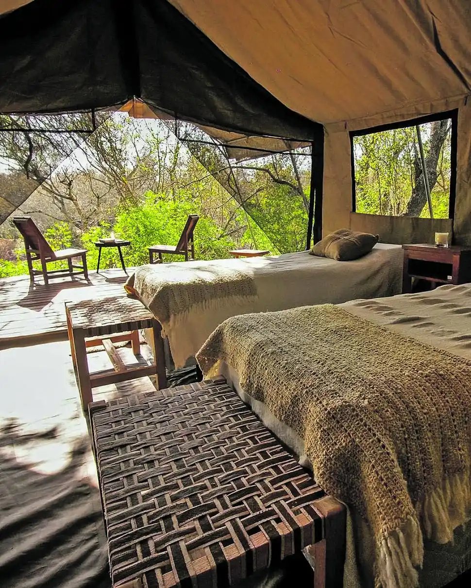 EN CHACO. Maderas, cuero, lana, todo acerca a la naturaleza. 