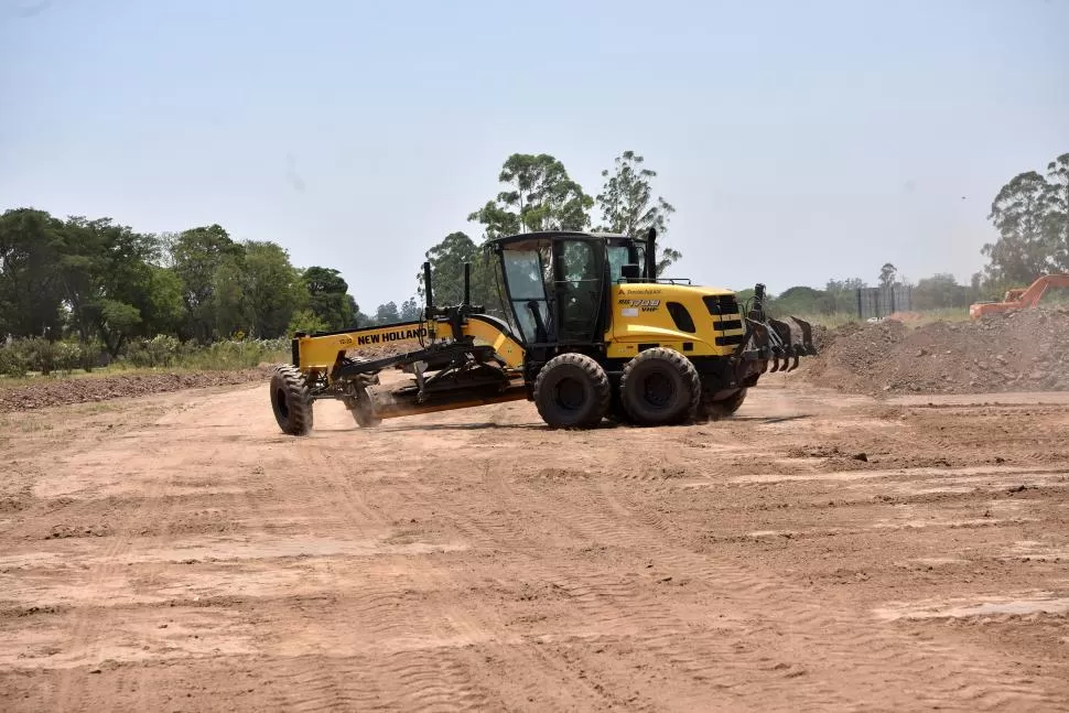 COMPACTANDO. Las máquinas ya están en las tareas de nivelar el extenso terreno de 22 hectáreas ubicado al sur de Yerba Buena. 